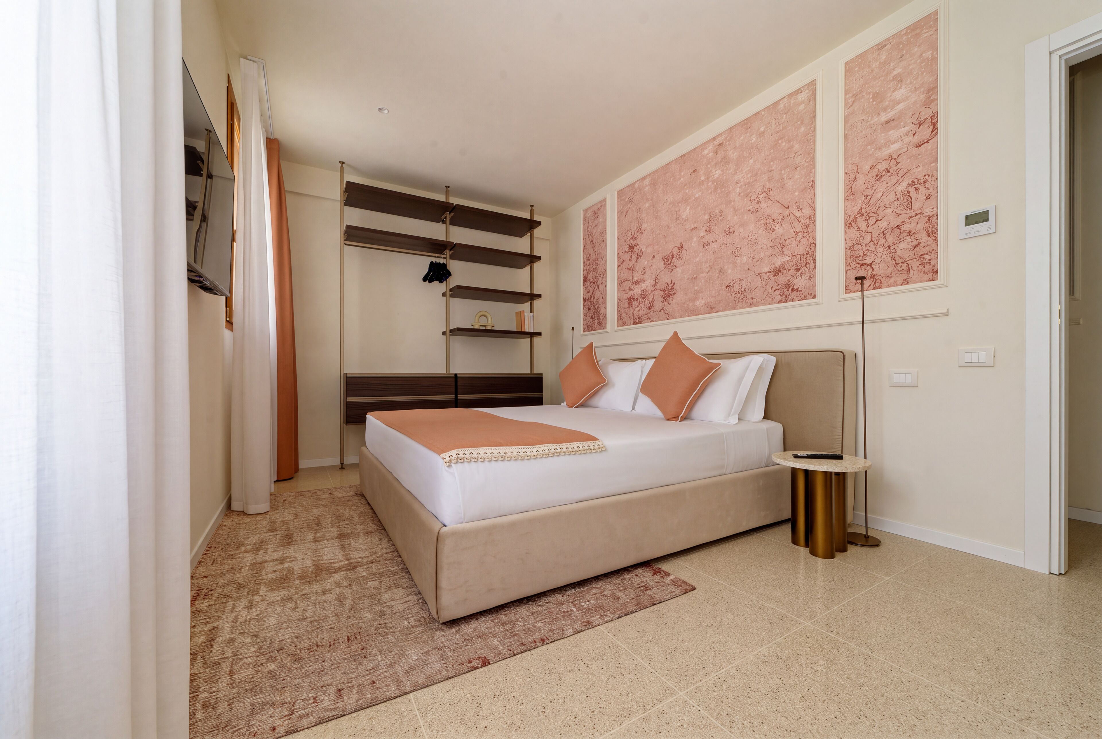 Una camera da letto con un letto, un comodino e un armadio.