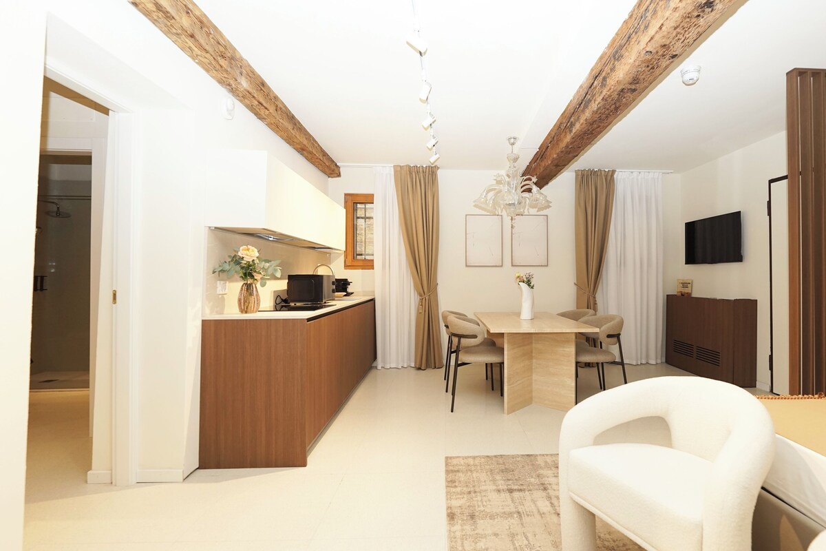Classic Apartment | Iron/ironing board, WiFi (free), bed sheets