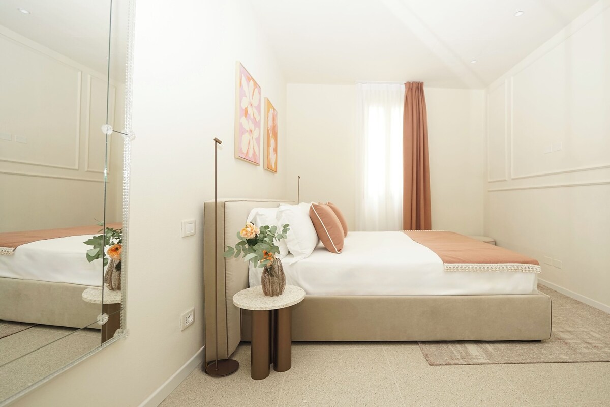 Deluxe Apartment | Iron/ironing board, WiFi (free), bed sheets