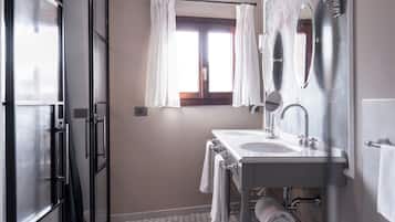 Apartament prèmium | Bany | Dutxa, assecador de cabells, tovalloles i sabó