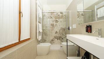 Classic Apartment, Balcony, Canal View | Bathroom