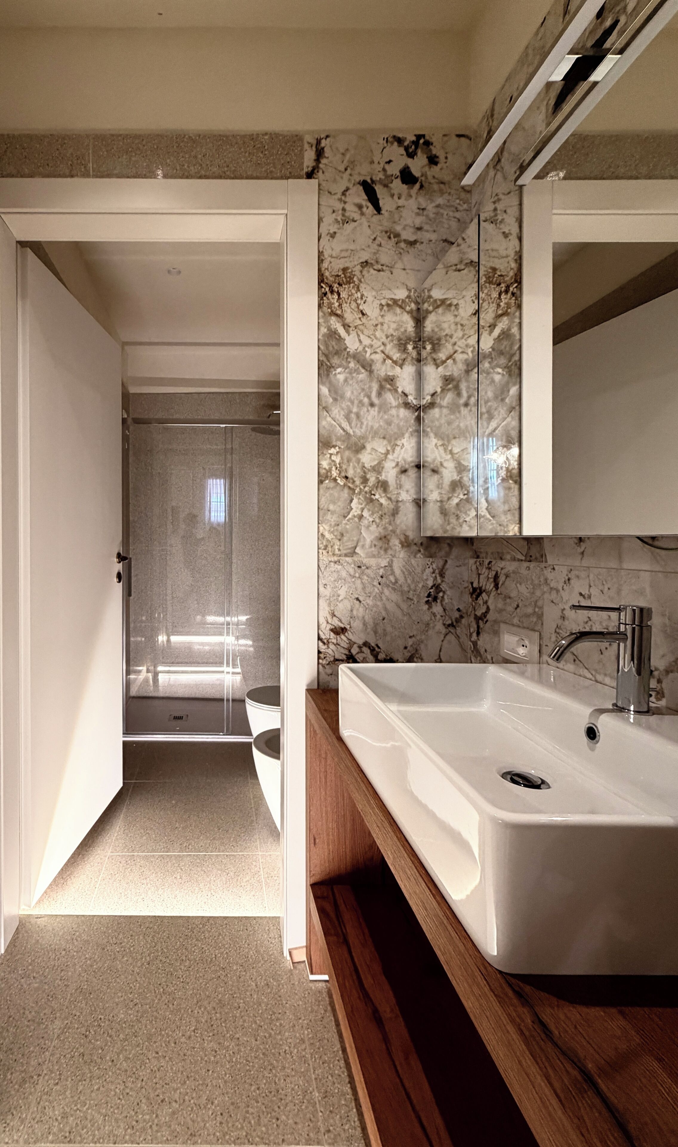 Departamento superior | Baño | Regadera, secadora de cabello, toallas, jabón 