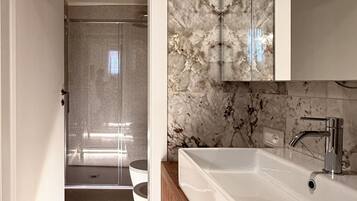 Departamento superior | Baño | Regadera, secadora de cabello, toallas, jabón
