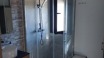 Secadora de cabello, toallas, jabón, papel de baño