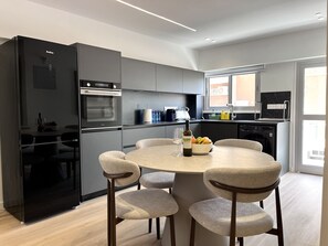 Wasserkocher mit Kaffee-/Teezubehör, Kühlschrank, Ofen, Wasserkocher