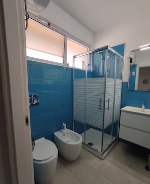 Dusche, Haartrockner, Bidet, Handtücher