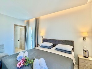 In-room safe, iron/ironing board, travel cot, free WiFi - Villa La Bella Sofia with private pool (Roda)