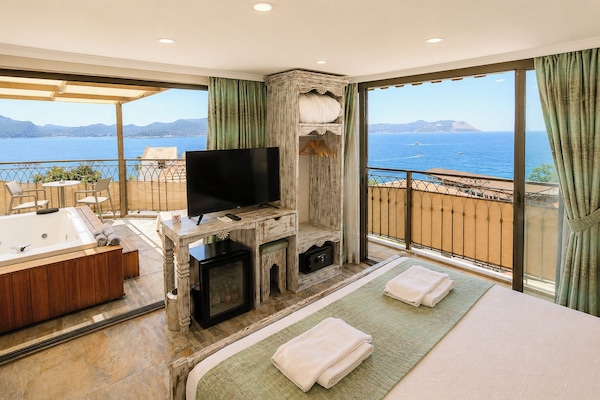 Luxury Double Room, Sea View | In-room safe, blackout drapes, WiFi (free)