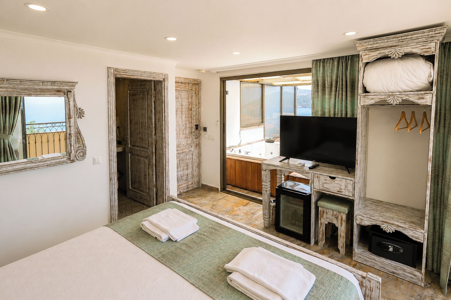 Luxury Double Room, Sea View | In-room safe, blackout drapes, free WiFi
