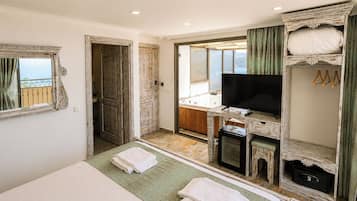Luxury Double Room, Sea View | In-room safe, blackout drapes, free WiFi