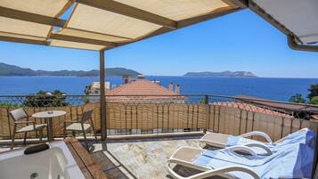 Luxury Double Room, Sea View | In-room safe, blackout drapes, free WiFi