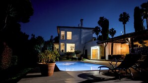 A modern house with a swimming pool, outdoor furniture, and a well-lit patio area. - Quinta Tapada do Vale - Wine Estate Retreat (Carregal do Sal)