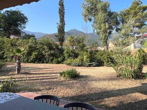 Outdoor dining - Large house with garden, mountain view - 8 guests (Laroque-des-Albères)