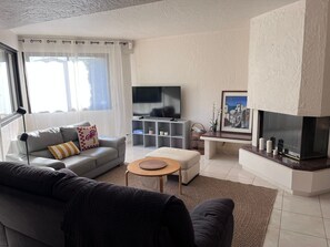 TV - Large house with garden, mountain view - 8 guests (Laroque-des-Albères)