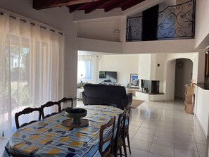 Dining - Large house with garden, mountain view - 8 guests (Laroque-des-Albères)