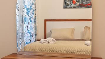 Iron/ironing board, WiFi, bed sheets