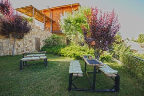Outdoor dining - Delightful 1-bedroom apartment in charming Kfardibiane getaway (Kfardibiane)