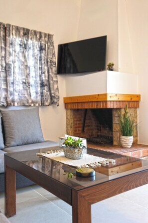 Living area - Delightful 1-bedroom apartment in charming Kfardibiane getaway (Kfardibiane)
