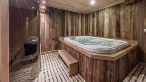 En träpanelbeklädd interiör med ett bubbelbad, en bänk och en duschhörna.