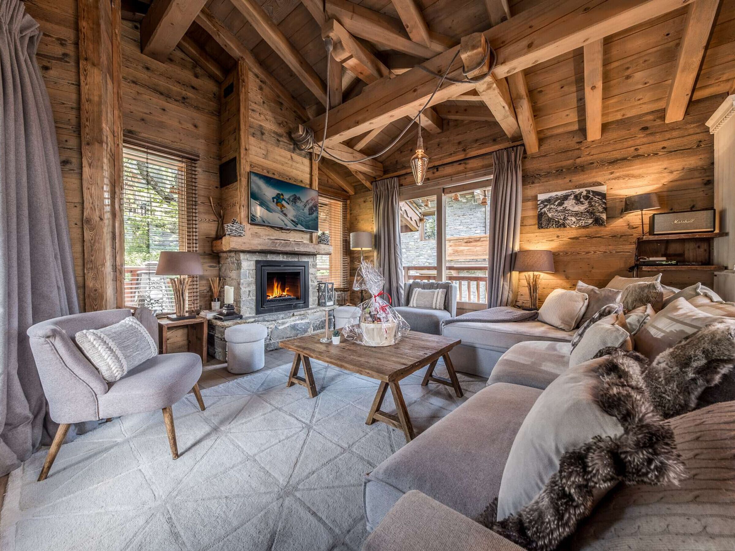 TV, fireplace