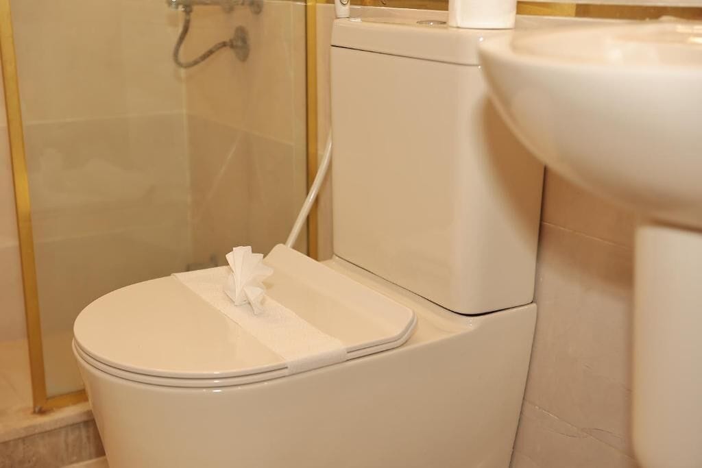 Ein Badezimmer mit Toilette, Duschkabine und Waschbecken.
