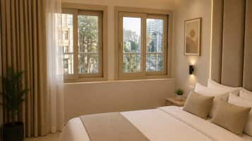 Deluxe Queen Room, Square View | Living area