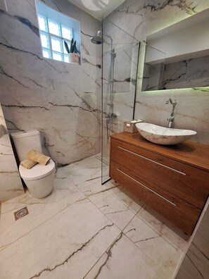 Haartrockner, Handtücher, Toilettenpapier