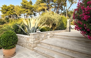 Property grounds - Gorgeous home in Splitska (Splitska)