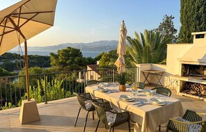 Outdoor dining - Gorgeous home in Splitska (Splitska)