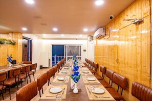 패밀리 스위트, 발코니, 언덕 전망 | 다이닝