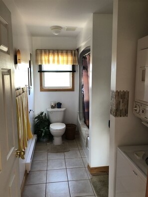 Haartrockner, Handtücher, Seife, Toilettenpapier