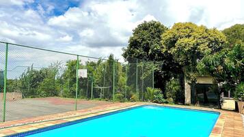 Dormitorio compartido, 2 habitaciones | Piscina | Una piscina al aire libre