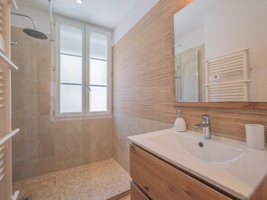 シャワー、ヘアドライヤー、タオル、トイレットペーパー