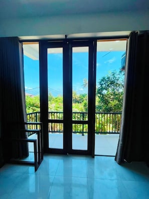 Shower, towels, soap, shampoo - Sea Cloud Hotel Dalawalle (Unawatuna)