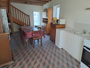 Frigorífico, microondas, horno y placa de cocina