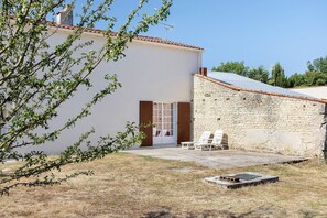 Exterior - Country House “La Demeure D'Elles” with Private Terrace and Garden (Le Thou)