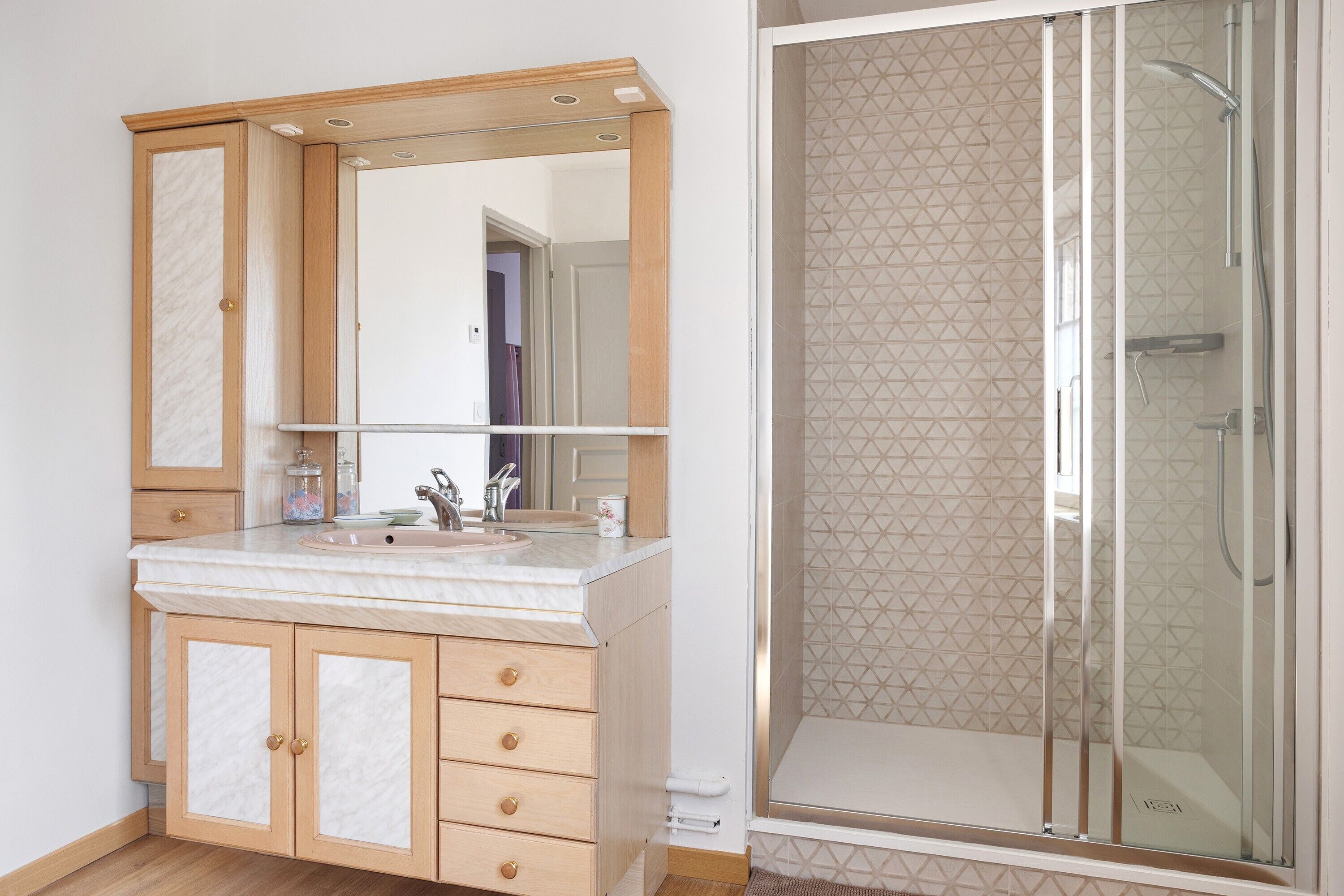 Shower, hair dryer, towels