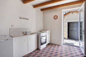 Wasserkocher mit Kaffee-/Teezubehör, Kühlschrank, Mikrowelle, Ofen