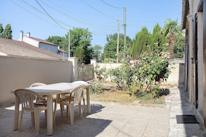 Outdoor dining - Country House “La Demeure D'Elles” with Private Terrace and Garden (Le Thou)