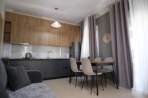 Apartamento Deluxe, balcón, vistas parciales al mar | Interior