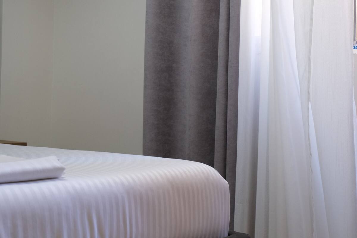 Appartement Deluxe, balcon, vue partielle sur la mer | Fer et planche à repasser, accès au Wi-Fi (inclus)