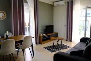 Appartement Deluxe, balcon, vue partielle sur la mer | Coin séjour