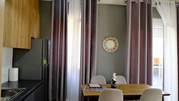 Deluxe Apartment, Balcony, Partial Sea View | Dining