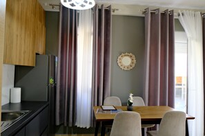 Appartement Deluxe, balcon, vue partielle sur la mer | Restauration