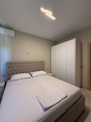 Iron/ironing board, free WiFi - BookO2 Apartment (Vlorë)