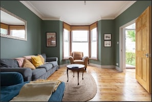 Living area - Wanstead Family Home with large garden (20m to Bond Street) (London)