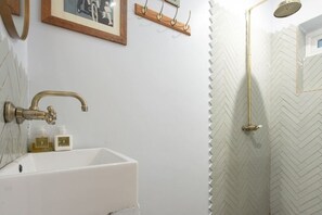 シャワー、ヘアドライヤー、タオル、石鹸