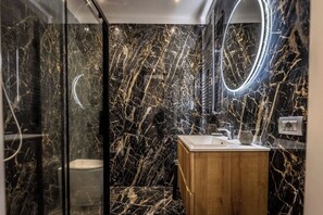 Dusche, Haartrockner, Handtücher, Seife