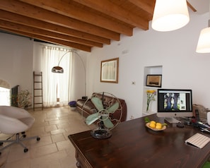 TV - Room 'Dimora Nonna Rosa Triple' with Balcony, Wi-Fi and Air Conditioning (Conversano)