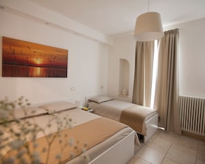 WiFi, bed sheets - Room 'Dimora Nonna Rosa Triple' with Balcony, Wi-Fi and Air Conditioning (Conversano)